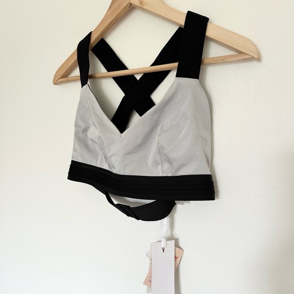 NO KA OI Mahina Ola NWT Sports Bra Size L 8‎ Silver Metallic - Picture 1 of 9
